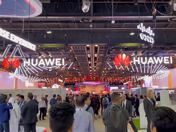 Gitex Global 2022 HUAWEI booth - Rotating 360 degree led tube